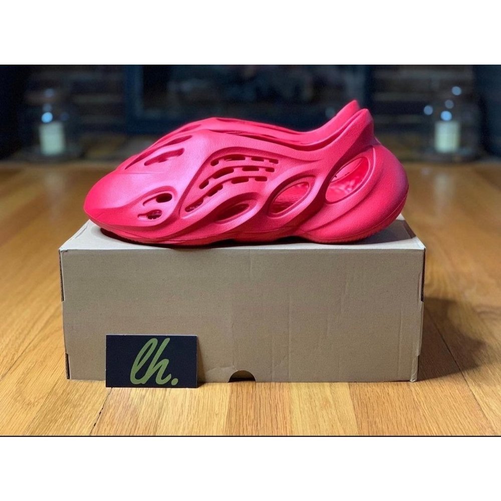 Sz 10 Adidas Yeezy FoamRNNR "Vermillion"